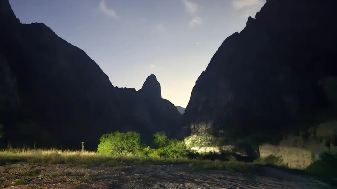 Senderistas subiendo en la sierra de Nuevo León